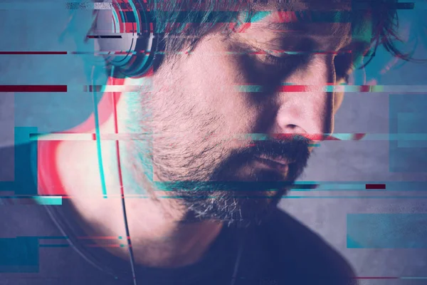 Hombre escuchando música en los auriculares, efecto de fallo digital —  Fotos de Stock