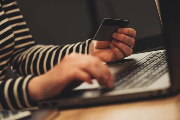 Concepto de comercio electrónico, mujer usando laptop y tarjeta de crédito — Foto de Stock