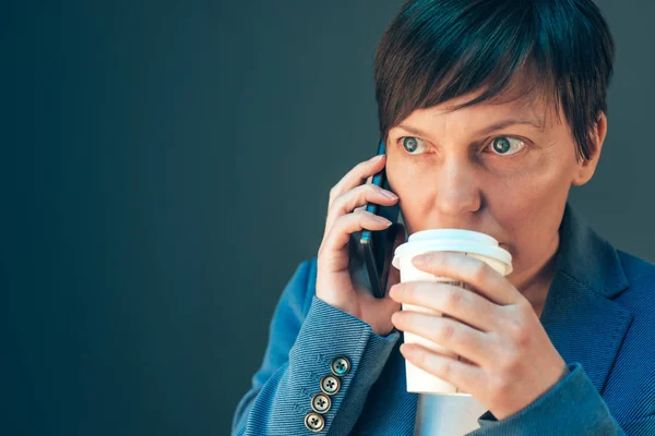 Empresaria bebiendo café para ir y hablar en el móvil — Foto de Stock