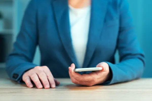 Businesswoman using smartphone — Stock Photo, Image