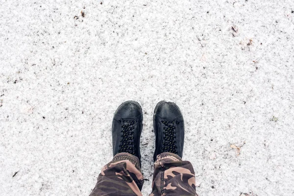 Piedi maschili in scarpe di pelle in piedi sulla neve dall'alto — Foto Stock