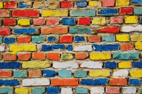 Briques peintes multicolores, mur extérieur comme fond — Photo