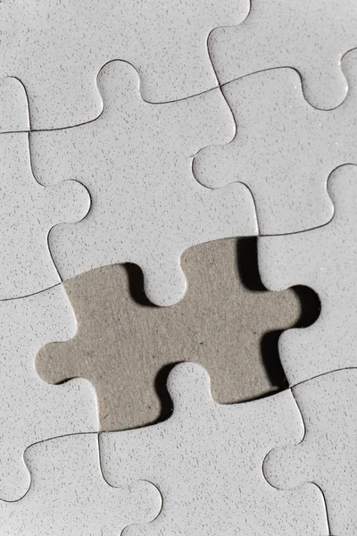 Boş beyaz jigsaw puzzle ve eksik parça — Stok fotoğraf