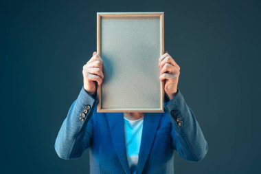 Boş diploma sertifika tutan iş kadın