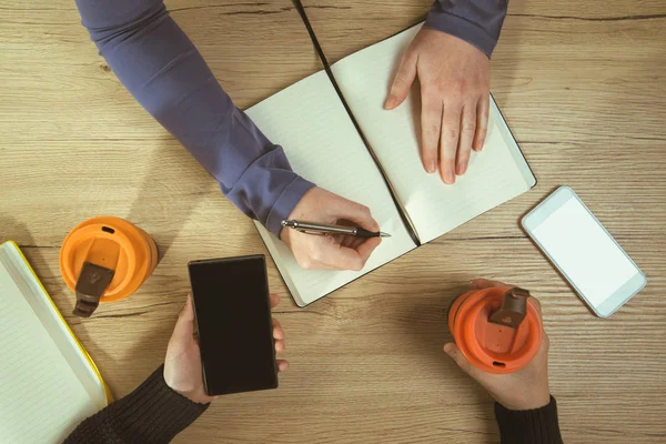 Riunione di lavoro, scrivania vista dall'alto — Foto Stock