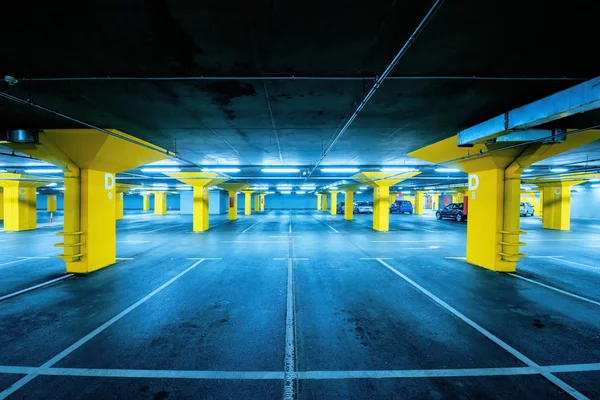 Estacionamento subterrâneo com poucos carros e espaços vazios — Fotografia de Stock
