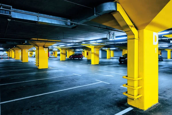 Ondergrondse garage parkeerplaats met weinig auto's en lege ruimten — Stockfoto