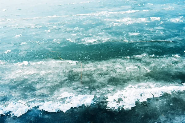 Hielo en superficie de agua congelada del río —  Fotos de Stock