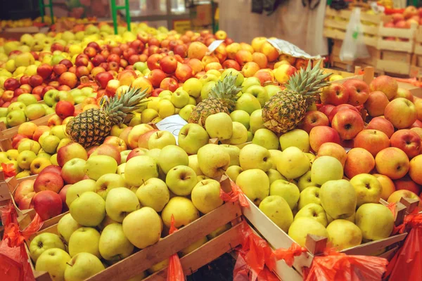Cassette con vari tipi di frutta di mele sul mercato agricolo — Foto Stock