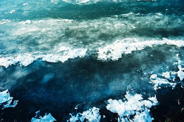 Gelo na superfície congelada da água do rio — Fotografia de Stock