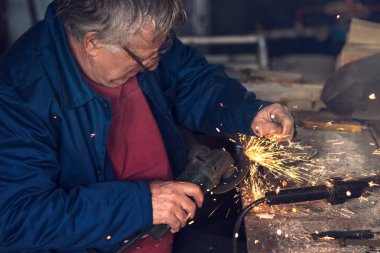 Olgun erkek işçi atölye metal taşlama