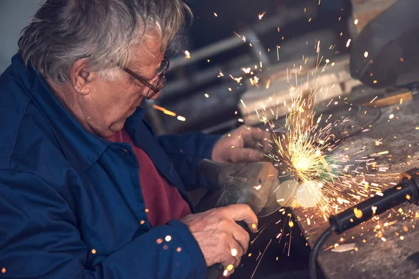 Olgun erkek işçi atölye metal taşlama