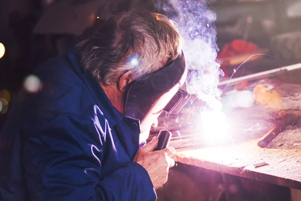 Lasser lassen in werkplaats — Stockfoto