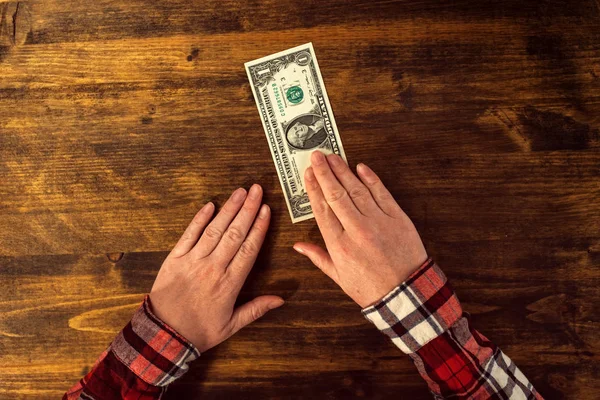 Mãos femininas e uma ponta de dólar — Fotografia de Stock