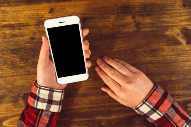 Boş mobil akıllı telefon ekran eller içinde yukarı alay