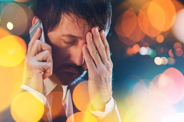 Late noite telefonema de negócios com celular — Fotografia de Stock