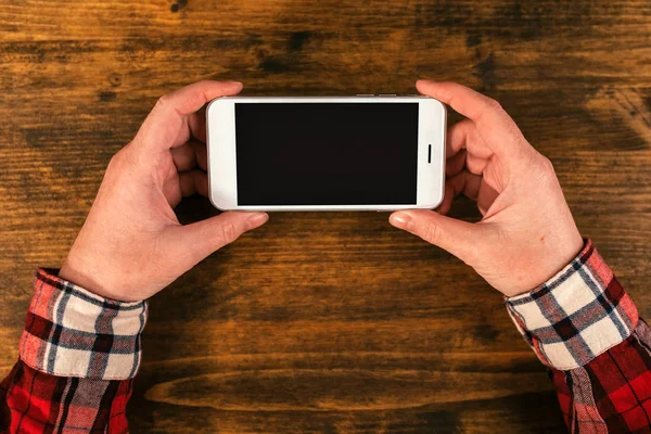 Boş mobil akıllı telefon ekran eller içinde yukarı alay