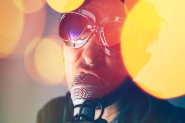 Alternatif rock müzik şarkıcısı şarkı şarkı mikrofona