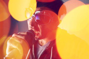 Alternatif rock müzik şarkıcısı şarkı şarkı mikrofona