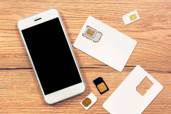 Смартфон с чистым экраном и SIM-картами — стоковое фото
