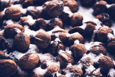 Ceviz kabukları içinde kar yığını