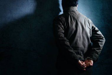 Erkek suçlu hapishane duvara dönük kelepçeler konusunda tutuklandı