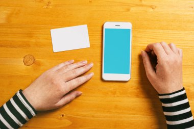 Üstten Görünüm mockup el cep telefonu ve kartı ile