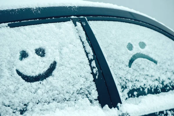 Feliz e triste smiley emoticon rosto na neve — Fotografia de Stock