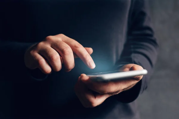 Female hands and mobile phone — Stock Photo, Image