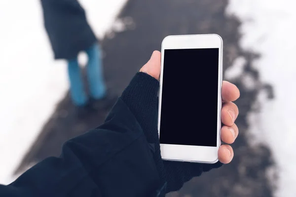 携帯電話と男性の手を冬の手袋 — ストック写真