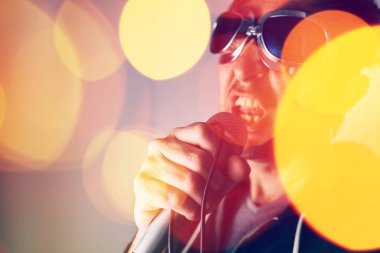 Alternatif rock müzik şarkıcısı şarkı şarkı mikrofona