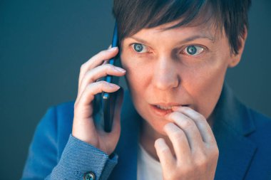 Gergin işkadını tırnakları telefon convers sırasında ısırır.