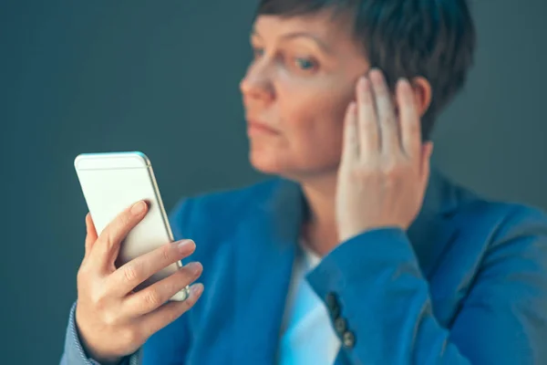 Affärskvinna att göra selfie foto porträtt med mobiltelefon — Stockfoto