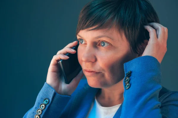 Nerviosa mujer de negocios preocupada durante desagradable conversador telefónico — Foto de Stock