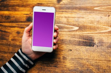 Mockup smartphone, üstten görünüm kullanan kadın