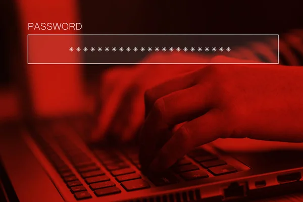 Online-accountwachtwoord te typen op het toetsenbord van de computer van de laptop — Stockfoto