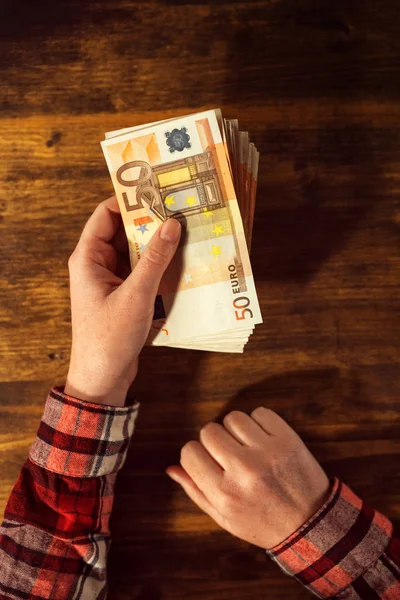 Mulher que oferece empréstimo monetário em notas de euro — Fotografia de Stock