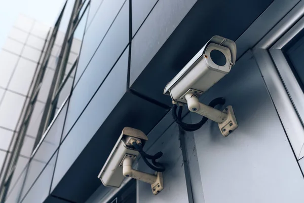 Dos cámaras de vigilancia en un edificio moderno — Foto de Stock