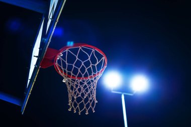 Geceleri açık sahada Basketbol çember