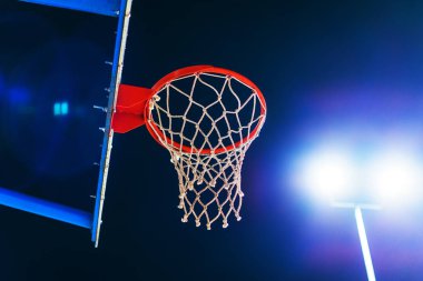 Geceleri açık sahada Basketbol çember