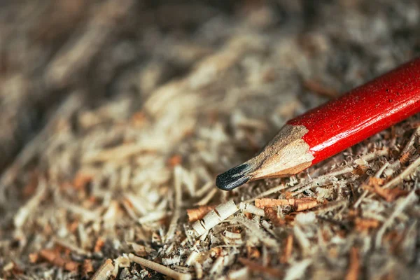Červená tužka na stůl workshop tesaři — Stock fotografie