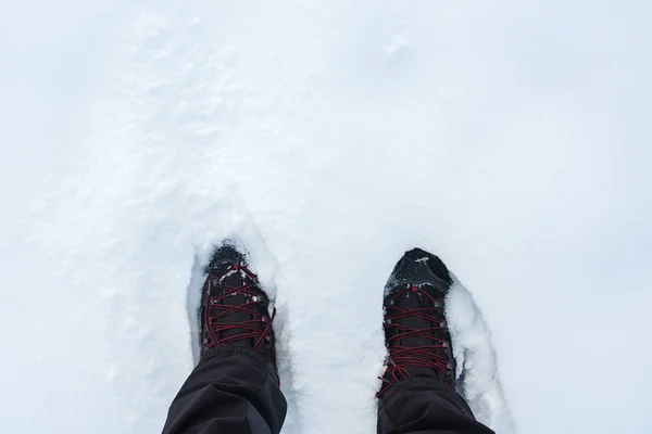 Hombre en botas de invierno de pie en la nieve —  Fotos de Stock