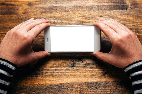 Vrouw met behulp van slimme telefoon horizontaal liggend — Stockfoto