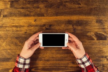 Casual kadın grafik tasarımcı akıllı telefon kullanma