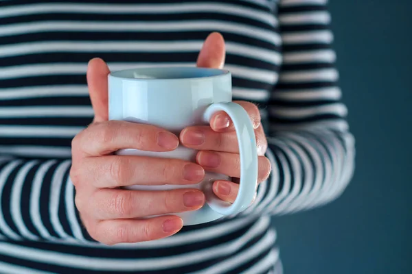 Kvinna som håller en vit kopp kaffe — Stockfoto