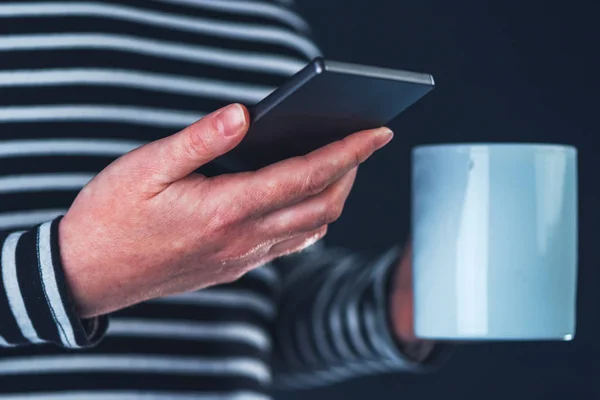 Bebida de café por la mañana y teléfono móvil en manos femeninas —  Fotos de Stock