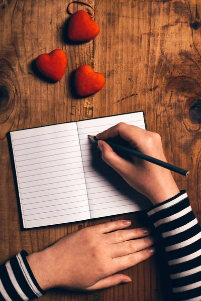 Frau schreibt Liebesbriefkarte für Valentinstag — Stockfoto