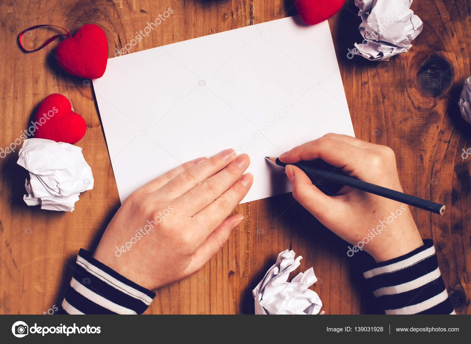 jeune femme écrivant une lettre