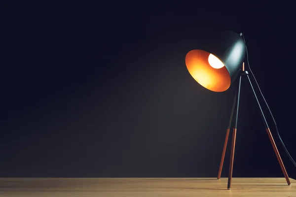 Desk lamp on empty wooden office table — Stock Photo, Image