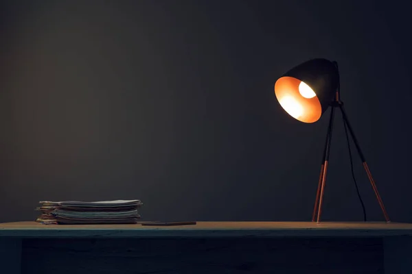Письменный стол с лампой — стоковое фото